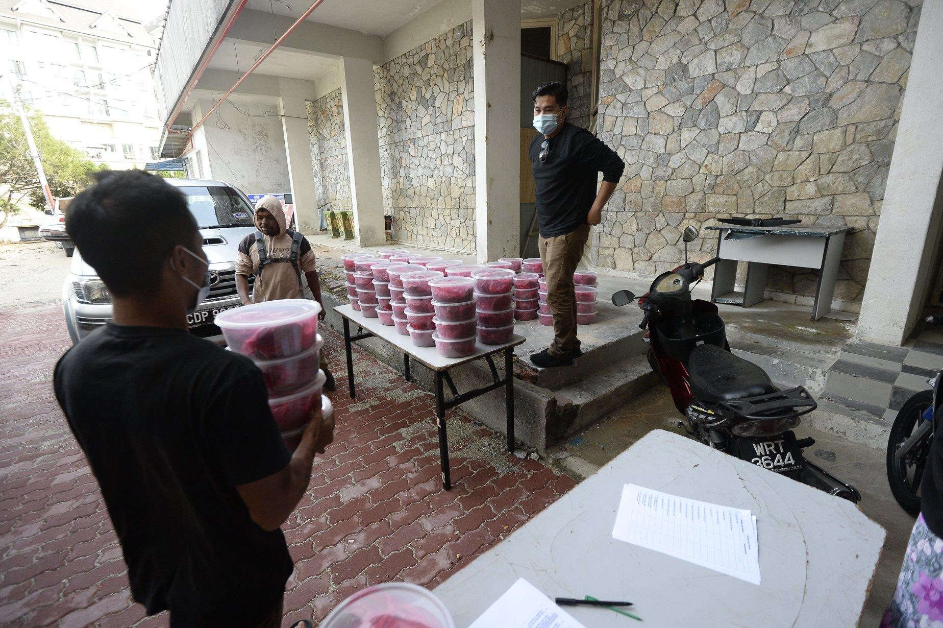 PENYERAHAN DAGING KEPADA AHLI-AHLI MAJLIS DAN WARGA KERJA MDCH SEMPENA SAMBUTAN HARI RAYA AIDILFITRI 2020